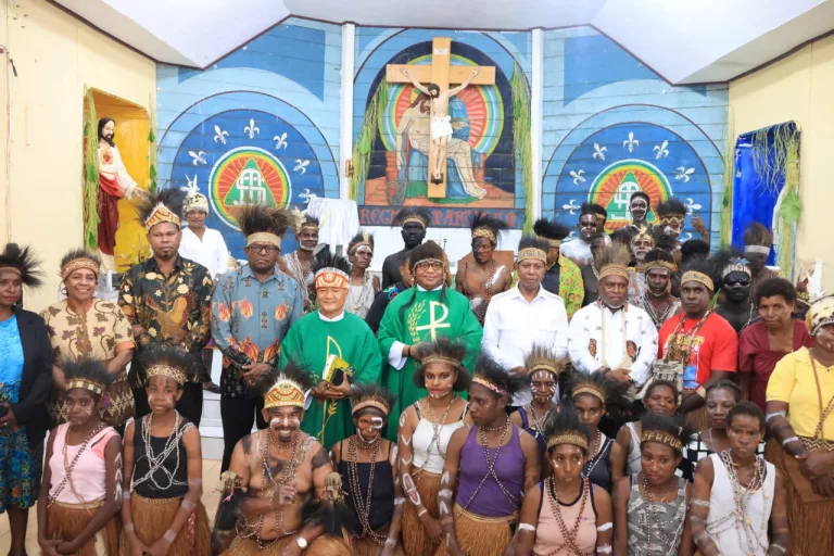 Gubernur Papsel, Apolo Safanpo bersama umat gereja