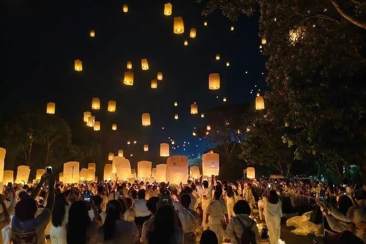 Suasana pelepasan lampion Waisak Nasional 2026 di Candi Borobudur, Magelang, Jawa Tengah pada Minggu (31/5/2026). (Sumber : KOMPAS.com/Inten Esti Pratiwi)
