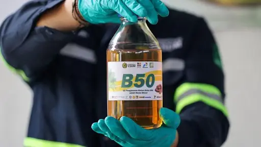 Bahan bakar diesel yang baru diluncurkan yaitu B50 (Foto: REUTERS/Ajeng Dinar)
