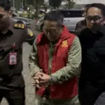 Eks Dirut KBS Choirul Anwar tersangka korupsi pangan satwa Rp 10,2 miliar saat dikeler ke rutan Kejati Jatim. (Praditya Fauzi Rahman/detikJatim)