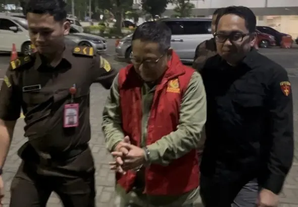 Eks Dirut KBS Choirul Anwar tersangka korupsi pangan satwa Rp 10,2 miliar saat dikeler ke rutan Kejati Jatim. (Praditya Fauzi Rahman/detikJatim)