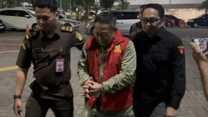 Eks Dirut KBS Choirul Anwar tersangka korupsi pangan satwa Rp 10,2 miliar saat dikeler ke rutan Kejati Jatim. (Praditya Fauzi Rahman/detikJatim)