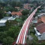 Warga Kabupaten Bekasi menghiasi jalan dengan bendera merah putih sepanjang 500 meter menyambut HUT ke-81 RI. (Metro TV/ M. Agustian Arisda)