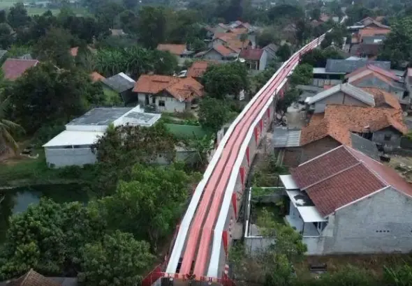 Warga Kabupaten Bekasi menghiasi jalan dengan bendera merah putih sepanjang 500 meter menyambut HUT ke-81 RI. (Metro TV/ M. Agustian Arisda)
