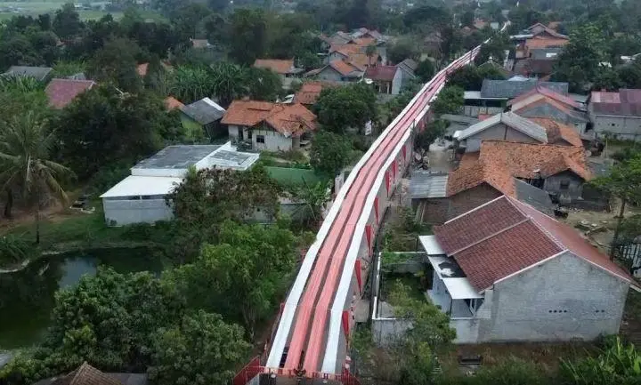 Warga Kabupaten Bekasi menghiasi jalan dengan bendera merah putih sepanjang 500 meter menyambut HUT ke-81 RI. (Metro TV/ M. Agustian Arisda)