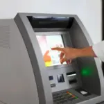 Ilustrasi. Bank Mandiri menyebut pemblokiran rekening berisi Rp80,9 juta milik Supriyono, koordinator Aliansi Masyarakat Pati Bersatu (AMPB), dilakukan atas permintaan aparat. Celios menilai kasus ini menyangkut kepercayaan nasabah.(Sumber: Envato)