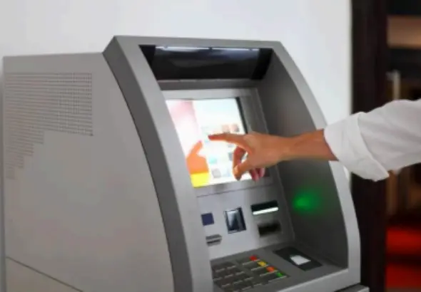 Ilustrasi. Bank Mandiri menyebut pemblokiran rekening berisi Rp80,9 juta milik Supriyono, koordinator Aliansi Masyarakat Pati Bersatu (AMPB), dilakukan atas permintaan aparat. Celios menilai kasus ini menyangkut kepercayaan nasabah.(Sumber: Envato)