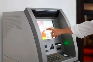 Ilustrasi. Bank Mandiri menyebut pemblokiran rekening berisi Rp80,9 juta milik Supriyono, koordinator Aliansi Masyarakat Pati Bersatu (AMPB), dilakukan atas permintaan aparat. Celios menilai kasus ini menyangkut kepercayaan nasabah.(Sumber: Envato)