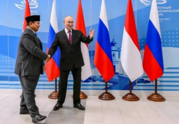 Presiden Prabowo Subianto (kiri) berjabat tangan dengan Presiden Rusia Vladimir Putin (kanan) sebelum melakukan pertemuan di sela-sela Forum Ekonomi Timur (Eastern Economic Forum/EEF) ke-11 di Vladivostok, Rusia, Kamis (3/9/2026). Foto: ANTARA FOTO/HO/Setpres-Muchlis