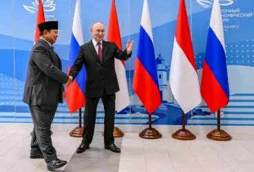 Presiden Prabowo Subianto (kiri) berjabat tangan dengan Presiden Rusia Vladimir Putin (kanan) sebelum melakukan pertemuan di sela-sela Forum Ekonomi Timur (Eastern Economic Forum/EEF) ke-11 di Vladivostok, Rusia, Kamis (3/9/2026). Foto: ANTARA FOTO/HO/Setpres-Muchlis